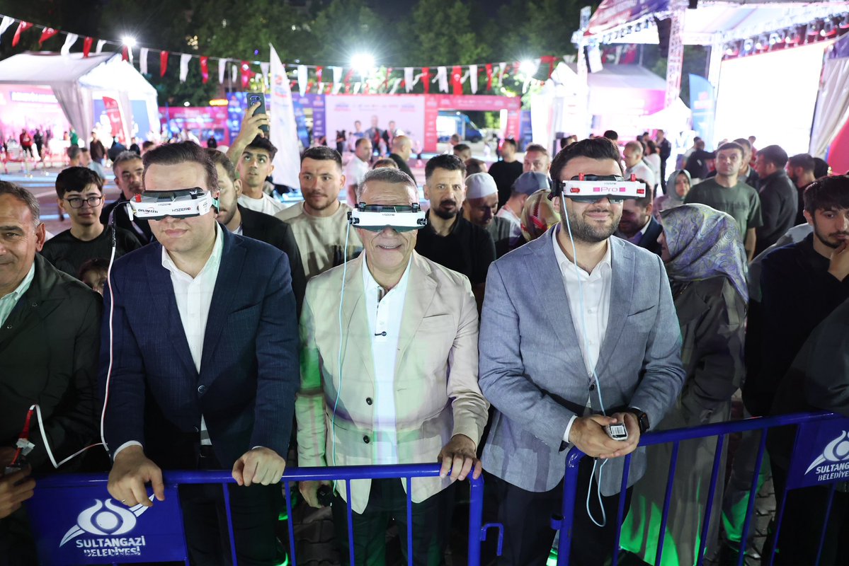 avyusufibis's tweet photo. 📍Avrupa Spor Şehri Sultangazi’deyiz🙋🏻‍♂️

Belediyemizin düzenlediği Drone Festivali’nde biz de yerimizi aldık.

Heyecanın gökyüzünde olduğu muhteşem bir atmosferde Ödül Töreni’ne katıldık, dereceye giren gençlerimize hediyelerini verdik. 🚀

@avadursun https://t.co/lkpUMb6jCr