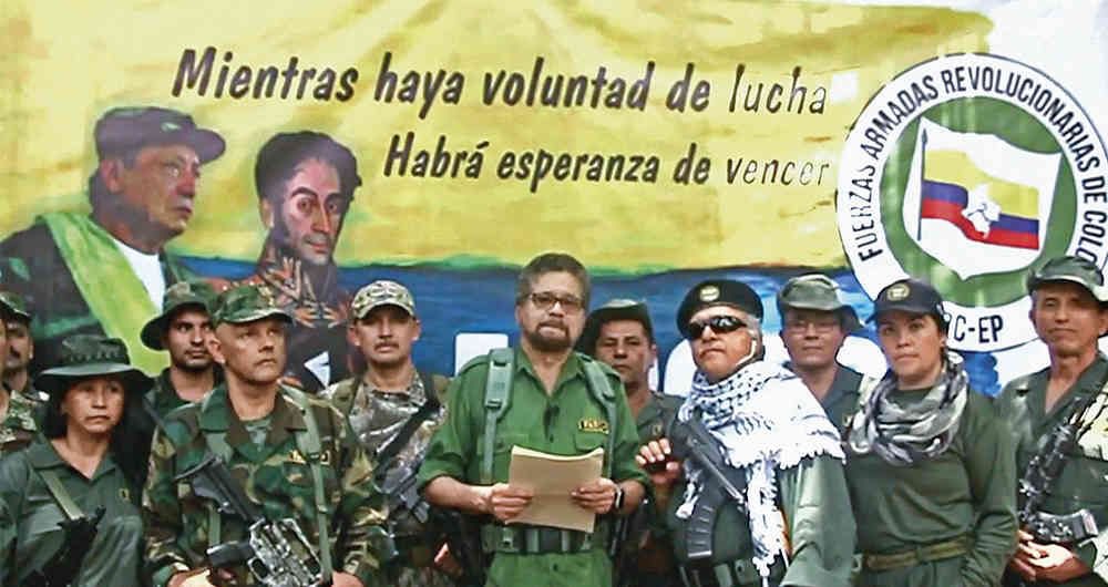 CeDemocratico's tweet photo. El 29 de agosto de 2019, desde un punto de la frontera colombo-venezolana, Iván Márquez apareció armado y anunció: "Ha comenzado la Segunda Marquetalia".

Junto a él: Santrich, El Paisa, Romaña. 

Esa organización tiene hoy órdenes de captura por el magnicidio del senador Miguel Uribe Turbay.