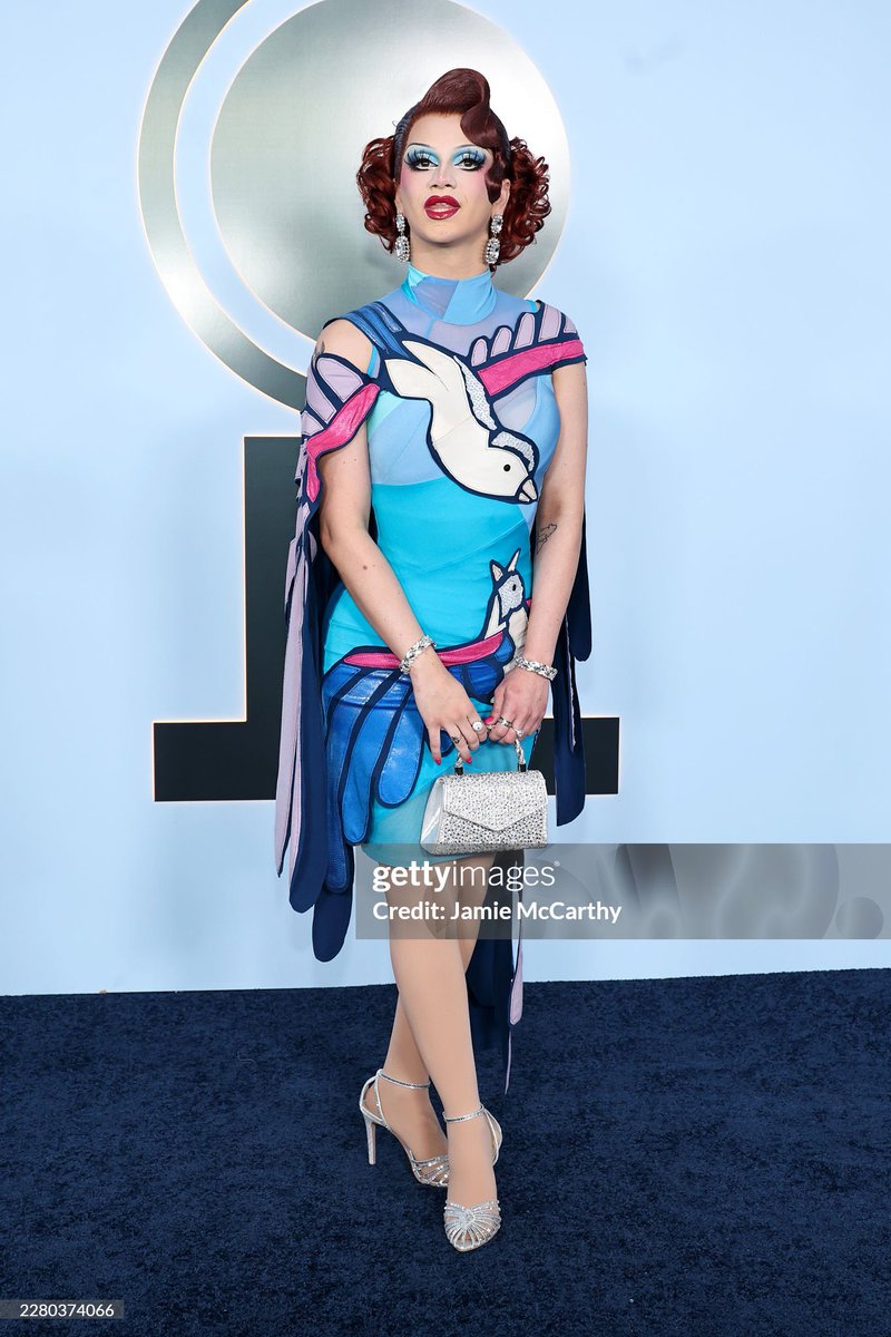 TootCrave's tweet photo. Enjoy some more photos of the stunning Suzie Toot on the Tony’s red carpet. https://t.co/afdyOnMZRC