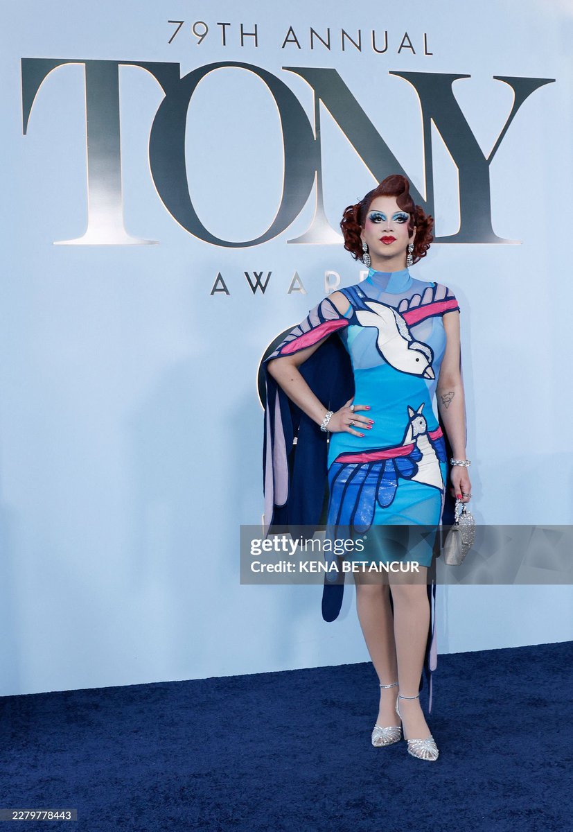 TootCrave's tweet photo. Enjoy some more photos of the stunning Suzie Toot on the Tony’s red carpet. https://t.co/afdyOnMZRC