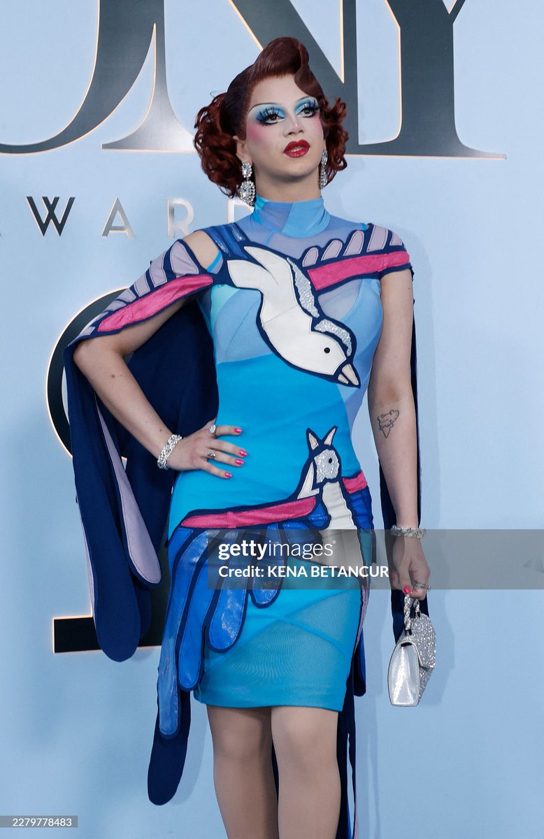 TootCrave's tweet photo. Enjoy some more photos of the stunning Suzie Toot on the Tony’s red carpet. https://t.co/afdyOnMZRC