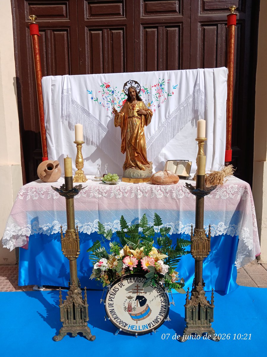 Tamboradahellin's tweet photo. ...y el día del Corpus, en Hellín, relució más que el sol. Nuestra Asoc ha querido colaborar con esta celebración. Gracias a los compañeros que han colaborado. Nos ha representado en el cortejo nuestro presidente José Luis Jiménez.
https://t.co/tOmOgQJviS https://t.co/eHmKyLsuLR