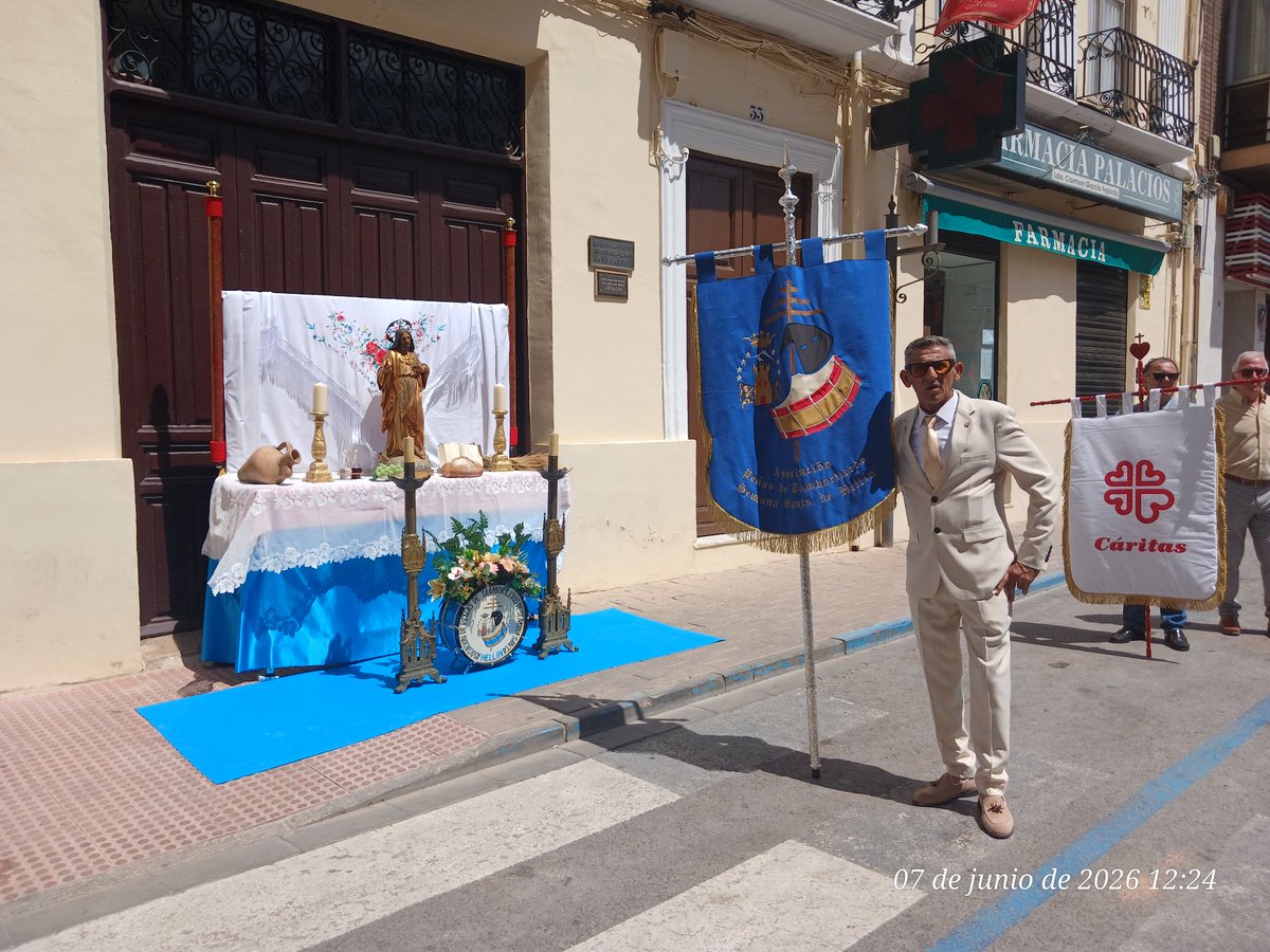 Tamboradahellin's tweet photo. ...y el día del Corpus, en Hellín, relució más que el sol. Nuestra Asoc ha querido colaborar con esta celebración. Gracias a los compañeros que han colaborado. Nos ha representado en el cortejo nuestro presidente José Luis Jiménez.
https://t.co/tOmOgQJviS https://t.co/eHmKyLsuLR