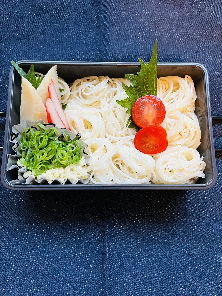 haal225's tweet photo. おはようございます。ジナーンの小学校は今週もお弁当。リクエストにより引き続きそうめんです🤭週末の飲み食い結果がガッツリ反映されて体重計を3度見しました。#お弁当 https://t.co/dAu4OP3rCb