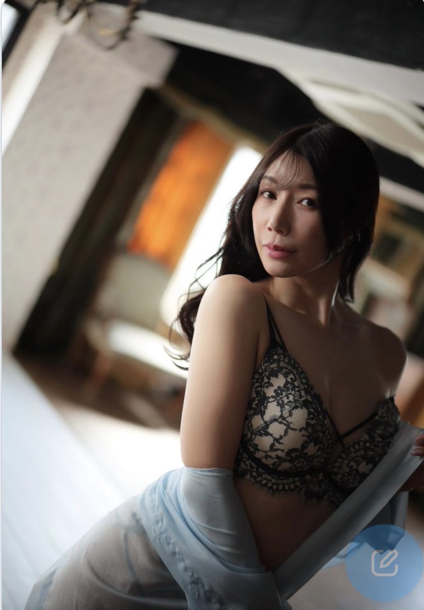 Rqx2Tm's tweet photo. 最近の加藤あやのさんのポストから出演作と写真を２枚。

節制し美しさを保ち、月一回の撮影に万全の備えをして臨まれているのがわかります。 

言い回し等については持ち前の演技力を発揮、但し、行為にはいると没入し、エロさを際立たせる、凄い女優への道を歩んでいるように感じます。

#加藤あやの https://t.co/WWJropZ0sG