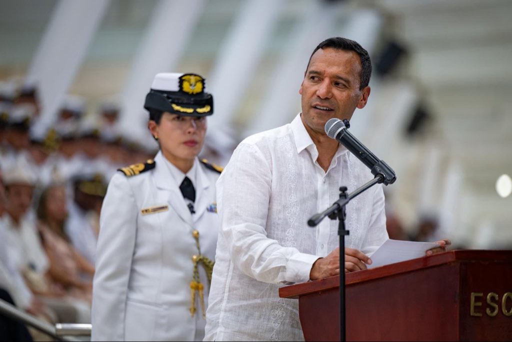 PedroSanchezCol's tweet photo. Los barcos no fueron hechos para quedarse seguros en el puerto, sino para navegar y enfrentar la tormenta.

Compartí con los 91 nuevos oficiales de la Armada de Colombia algunas lecciones aprendidas en 35 años de mi servicio como soldado, mientras asumían el honor de defender el azul de nuestra bandera: 

El futuro se construye con lo que hacemos cada día, así que hay que enfocarse en el ahora y no en lo que es incierto.

Hay que aprender a convivir con la ingratitud, porque muchos olvidan que hoy pueden vivir en libertad, abrazar a sus familias y dormir en paz gracias al esfuerzo, sacrificio y valentía de un soldado o un policía.

Los insultos son propios de quienes no tienen argumentos. Frente a ello, la mejor respuesta es no permitir que le roben la calma ni que que lo desenfoquen de la misión. Momentos más difíciles se viven en el campo de batalla.

Jamás debemos olvidar de dónde venimos, y que no firmamos un contrato sino que hicimos un juramento.

Si al subalterno se le exige la verdad, el superior no tiene porque mentir. 

La dignidad y el honor jamás se pueden perder porque son la esencia de lo que somos y poseemos. 

El verdadero liderazgo se refleja cuando sus subalternos dicen: “Con comandantes así, yo voy a cualquier guerra”.

Que Colombia sea siempre la razón más alta de su servicio.

#SeguridadYDemocracia2026