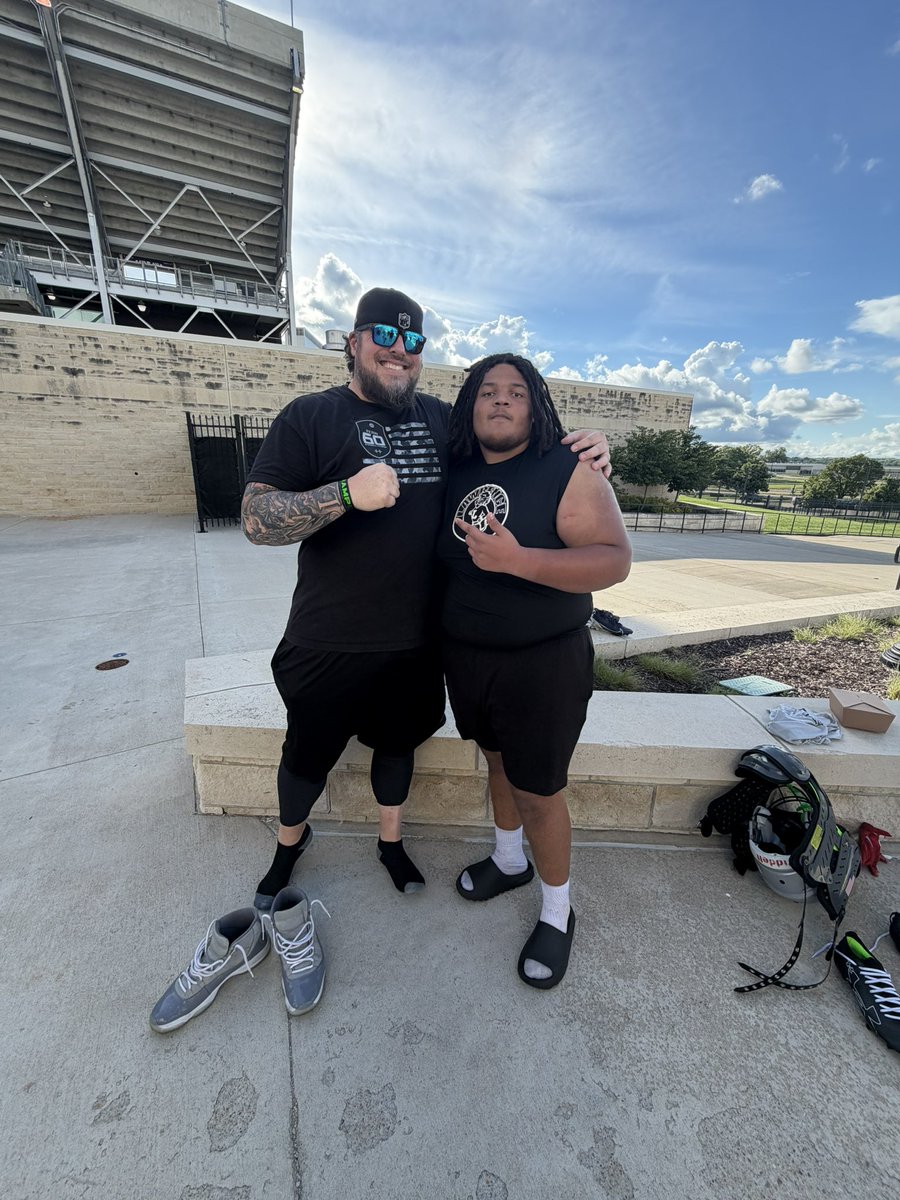 SalesKalon77's tweet photo. Had a great time at the @KStateFB big man camp. Extremely grateful for the opportunity!!

@CoachStuLHS @JasonThoren @MWSU_Football @IchabodFTBL 
@SixZeroAcademy https://t.co/sdFkx3Rz1S