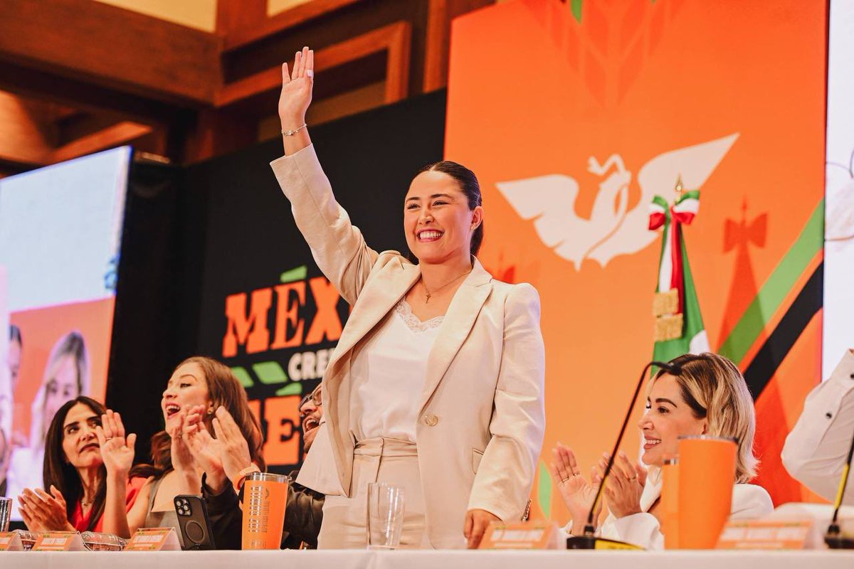 MovCiudadanoMX's tweet photo. ¡Viva Aguascalientes! 🧡

Hoy, junto a la Familia Naranja nos reunimos para elegir a @luzcamilaguerra como Coordinadora estatal. 💪🏼

Estamos seguros que harás un trabajo increíble en tu estado, como lo has demostrado siendo parte de una generación de jóvenes que está construyendo un México Nuevo. 🇲🇽 🧡

¡A darlo todo! 🍊