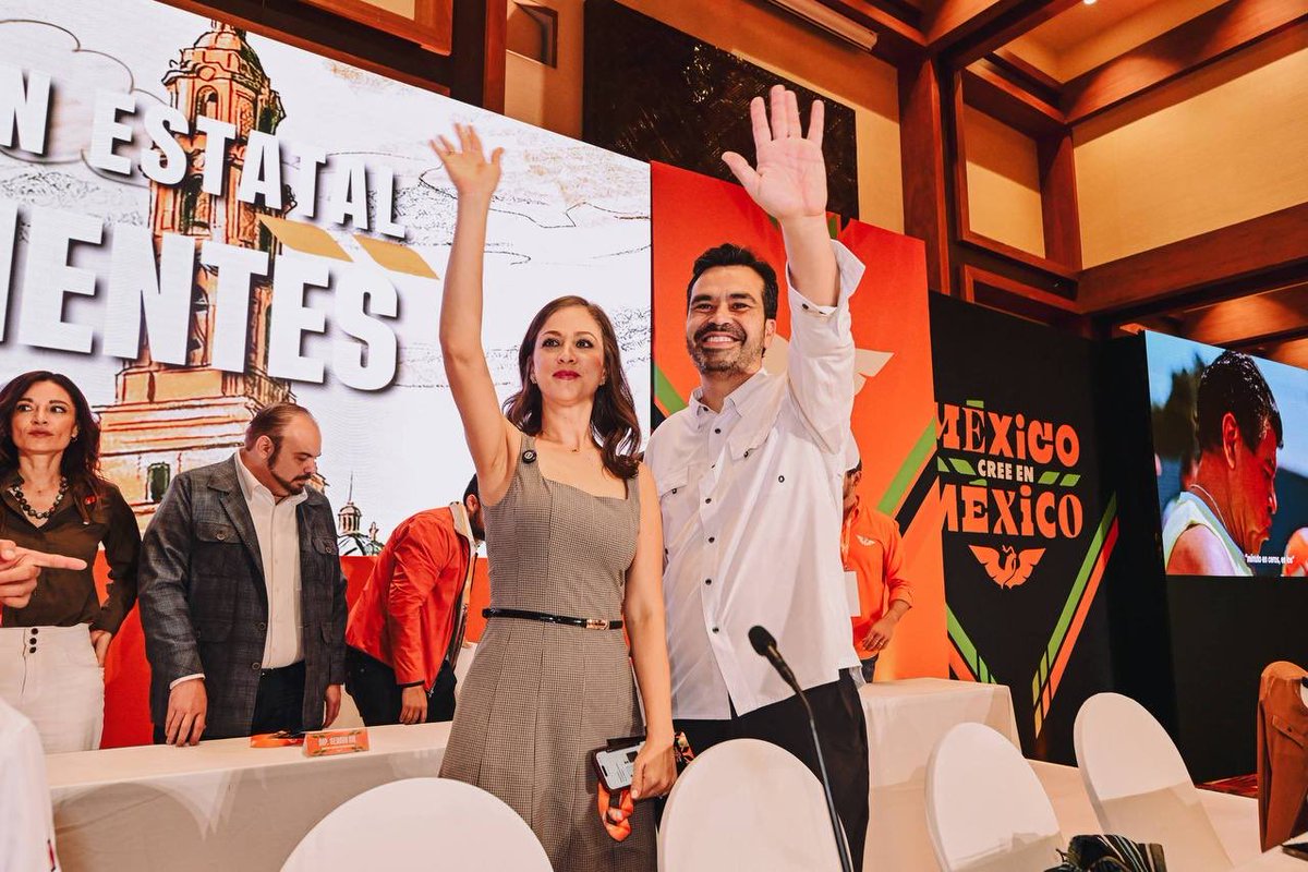 MovCiudadanoMX's tweet photo. ¡Viva Aguascalientes! 🧡

Hoy, junto a la Familia Naranja nos reunimos para elegir a @luzcamilaguerra como Coordinadora estatal. 💪🏼

Estamos seguros que harás un trabajo increíble en tu estado, como lo has demostrado siendo parte de una generación de jóvenes que está construyendo un México Nuevo. 🇲🇽 🧡

¡A darlo todo! 🍊