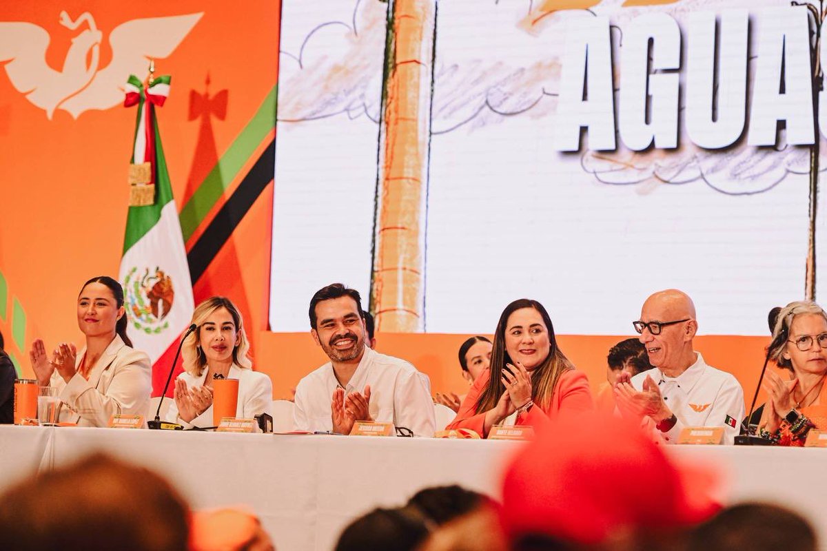 MovCiudadanoMX's tweet photo. ¡Viva Aguascalientes! 🧡

Hoy, junto a la Familia Naranja nos reunimos para elegir a @luzcamilaguerra como Coordinadora estatal. 💪🏼

Estamos seguros que harás un trabajo increíble en tu estado, como lo has demostrado siendo parte de una generación de jóvenes que está construyendo un México Nuevo. 🇲🇽 🧡

¡A darlo todo! 🍊