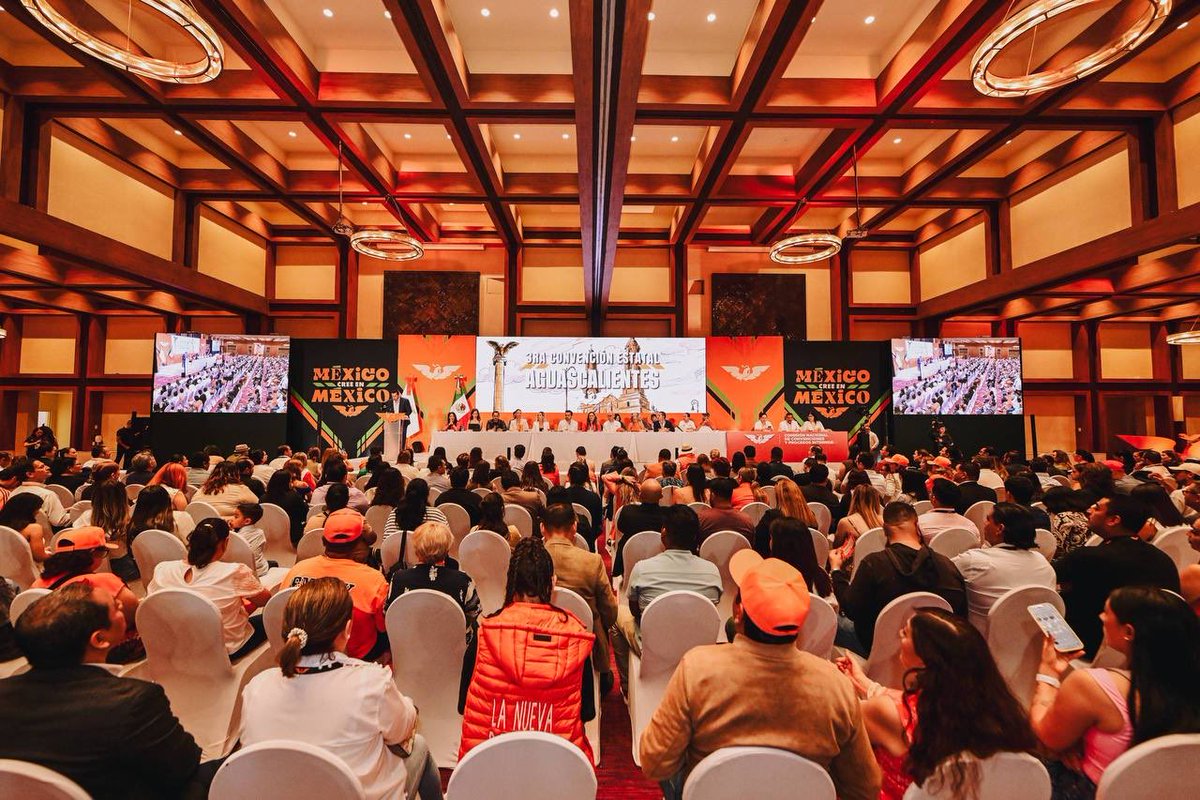 MovCiudadanoMX's tweet photo. ¡Viva Aguascalientes! 🧡

Hoy, junto a la Familia Naranja nos reunimos para elegir a @luzcamilaguerra como Coordinadora estatal. 💪🏼

Estamos seguros que harás un trabajo increíble en tu estado, como lo has demostrado siendo parte de una generación de jóvenes que está construyendo un México Nuevo. 🇲🇽 🧡

¡A darlo todo! 🍊