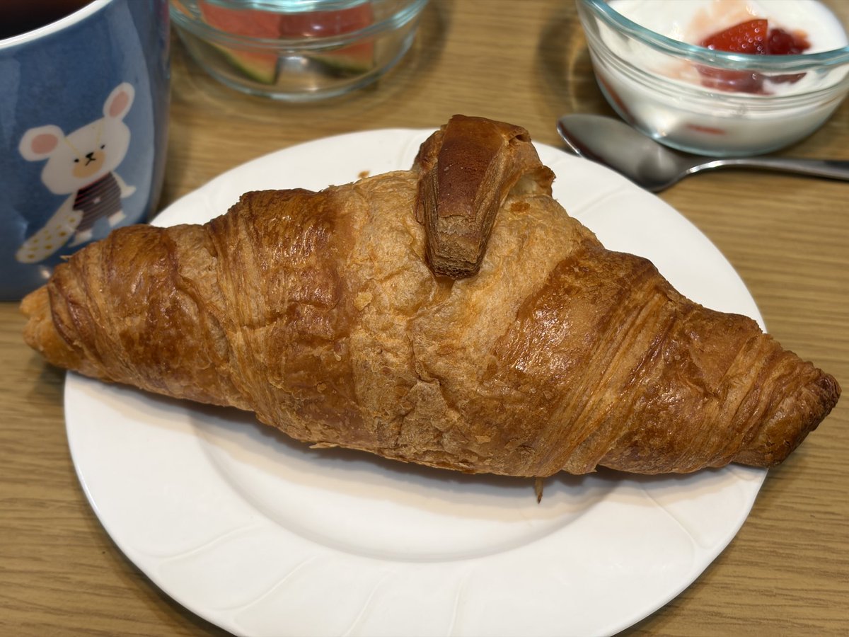 Poeratta's tweet photo. 今日の朝食はクロワッサン。シナモンロールも好きだけど、クロワッサンも好き。さあ今日も頑張ろう！！
#Breakfast
#朝食
#クロワッサン
#パン https://t.co/woRZTJFkur