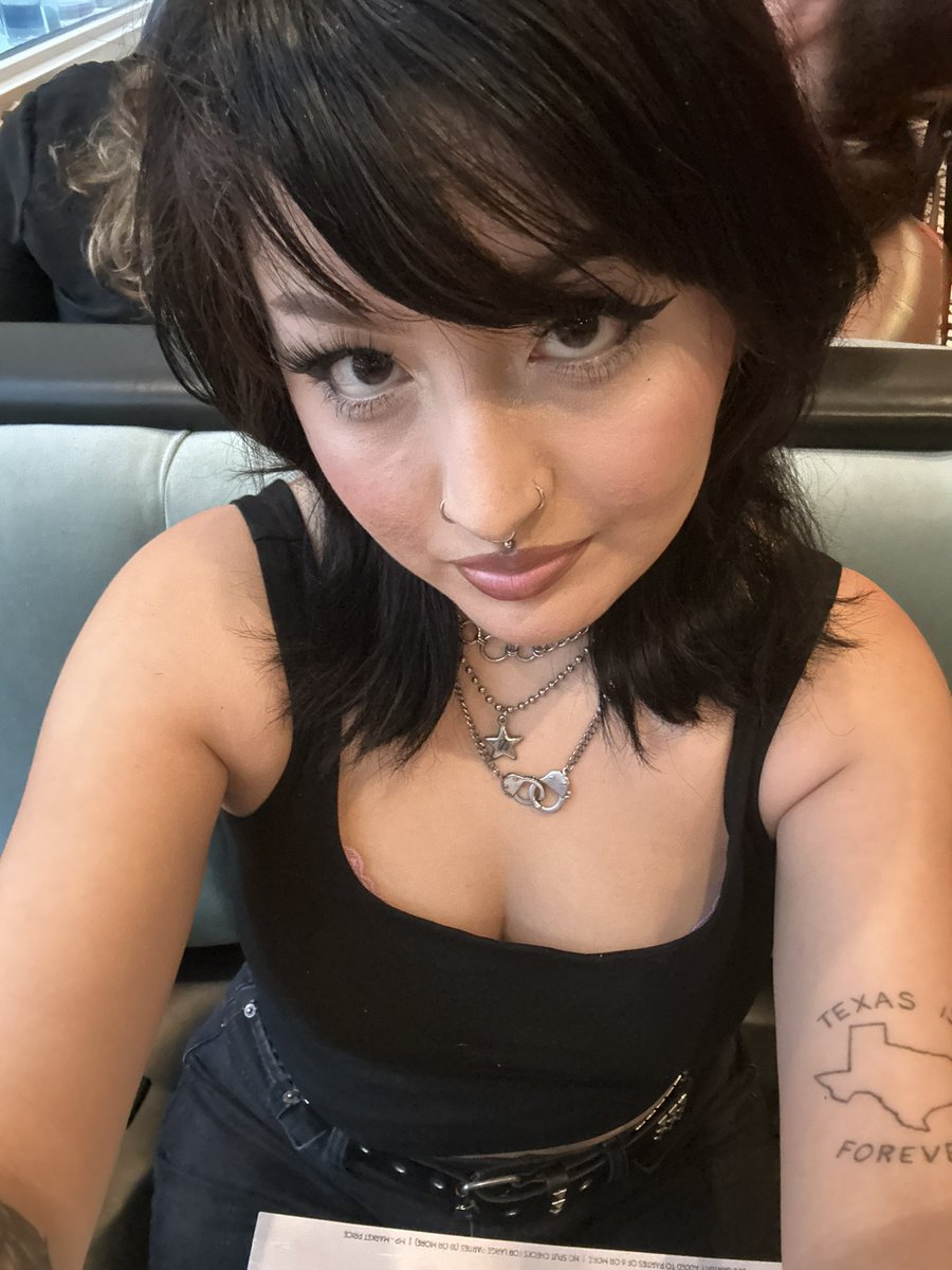 GOTHPlMP's tweet photo. emo gf https://t.co/HaO8gaMNnQ
