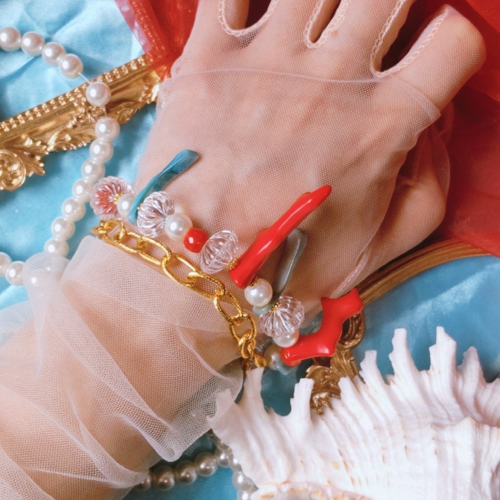 __VthA's tweet photo. おはようございます☀

赤と水色のブレスレットは珊瑚(小粒ビーズ/大きいものはアクリルなので欠けの心配は珊瑚より低いです！)やシェル(水色部分)、
クリアカラーのブレスレットはビジューが2種と磨りガラスのようなビーズに薄っすらオーロラ偏光のフープです🫧

近くで見ても遠目でも可愛い🙂‍↕️ https://t.co/aUNCTc52Ce