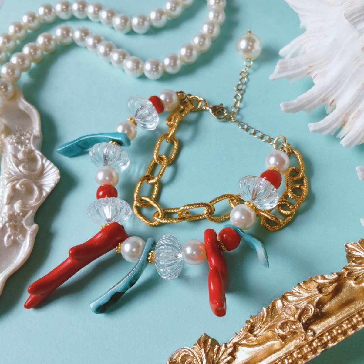 __VthA's tweet photo. おはようございます☀

赤と水色のブレスレットは珊瑚(小粒ビーズ/大きいものはアクリルなので欠けの心配は珊瑚より低いです！)やシェル(水色部分)、
クリアカラーのブレスレットはビジューが2種と磨りガラスのようなビーズに薄っすらオーロラ偏光のフープです🫧

近くで見ても遠目でも可愛い🙂‍↕️ https://t.co/aUNCTc52Ce