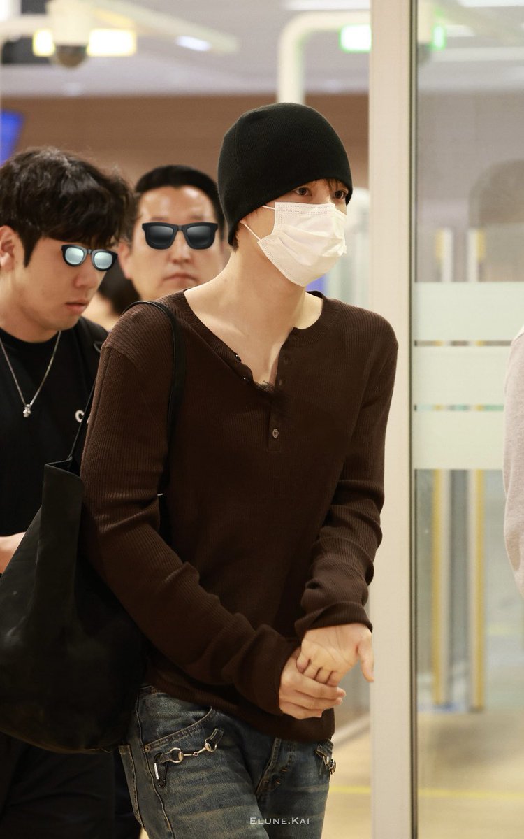 elysetable's tweet photo. 넓은 남자의 어깨를 가졌는데도 여리여리핏이 나온다는 게 카이의 아름다움

260608 ICN #카이 #KAI https://t.co/wv7xEeo8C0
