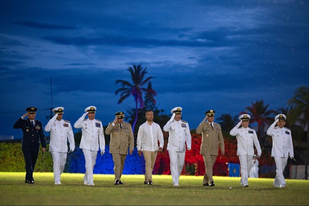 PedroSanchezCol's tweet photo. Los barcos no fueron hechos para quedarse seguros en el puerto, sino para navegar y enfrentar la tormenta.

Compartí con los 91 nuevos oficiales de la Armada de Colombia algunas lecciones aprendidas en 35 años de mi servicio como soldado, mientras asumían el honor de defender el azul de nuestra bandera: 

El futuro se construye con lo que hacemos cada día, así que hay que enfocarse en el ahora y no en lo que es incierto.

Hay que aprender a convivir con la ingratitud, porque muchos olvidan que hoy pueden vivir en libertad, abrazar a sus familias y dormir en paz gracias al esfuerzo, sacrificio y valentía de un soldado o un policía.

Los insultos son propios de quienes no tienen argumentos. Frente a ello, la mejor respuesta es no permitir que le roben la calma ni que que lo desenfoquen de la misión. Momentos más difíciles se viven en el campo de batalla.

Jamás debemos olvidar de dónde venimos, y que no firmamos un contrato sino que hicimos un juramento.

Si al subalterno se le exige la verdad, el superior no tiene porque mentir. 

La dignidad y el honor jamás se pueden perder porque son la esencia de lo que somos y poseemos. 

El verdadero liderazgo se refleja cuando sus subalternos dicen: “Con comandantes así, yo voy a cualquier guerra”.

Que Colombia sea siempre la razón más alta de su servicio.

#SeguridadYDemocracia2026