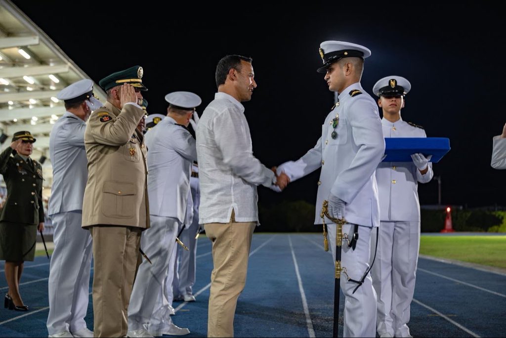 PedroSanchezCol's tweet photo. Los barcos no fueron hechos para quedarse seguros en el puerto, sino para navegar y enfrentar la tormenta.

Compartí con los 91 nuevos oficiales de la Armada de Colombia algunas lecciones aprendidas en 35 años de mi servicio como soldado, mientras asumían el honor de defender el azul de nuestra bandera: 

El futuro se construye con lo que hacemos cada día, así que hay que enfocarse en el ahora y no en lo que es incierto.

Hay que aprender a convivir con la ingratitud, porque muchos olvidan que hoy pueden vivir en libertad, abrazar a sus familias y dormir en paz gracias al esfuerzo, sacrificio y valentía de un soldado o un policía.

Los insultos son propios de quienes no tienen argumentos. Frente a ello, la mejor respuesta es no permitir que le roben la calma ni que que lo desenfoquen de la misión. Momentos más difíciles se viven en el campo de batalla.

Jamás debemos olvidar de dónde venimos, y que no firmamos un contrato sino que hicimos un juramento.

Si al subalterno se le exige la verdad, el superior no tiene porque mentir. 

La dignidad y el honor jamás se pueden perder porque son la esencia de lo que somos y poseemos. 

El verdadero liderazgo se refleja cuando sus subalternos dicen: “Con comandantes así, yo voy a cualquier guerra”.

Que Colombia sea siempre la razón más alta de su servicio.

#SeguridadYDemocracia2026