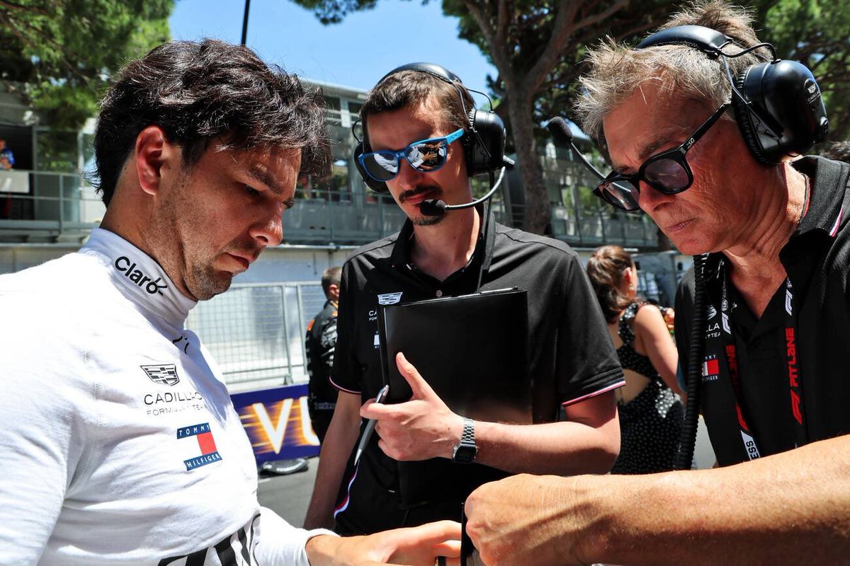 pitboxperez11's tweet photo. Checo y Xavi antes de la carrera https://t.co/PutudRPlVS