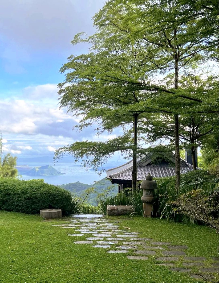 198cmXP's tweet photo. おはようございます

タガイタイの有名な日本風邸宅が売りに出ていました🏠

それにしても大豪邸ですね

また1週間が始まります

がんばって働きます

皆様も良い一日を🌴 https://t.co/RbGQdakEBM