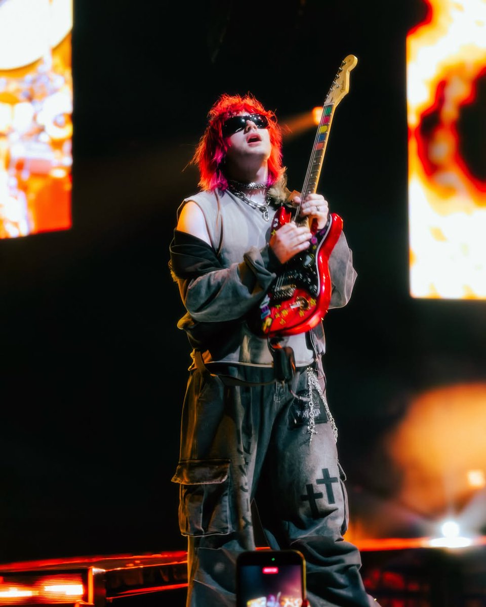 DEATHBAT__Army's tweet photo. The shoulder slip...STOP TEASING US MICHAEL https://t.co/Hmt9MHOqGe