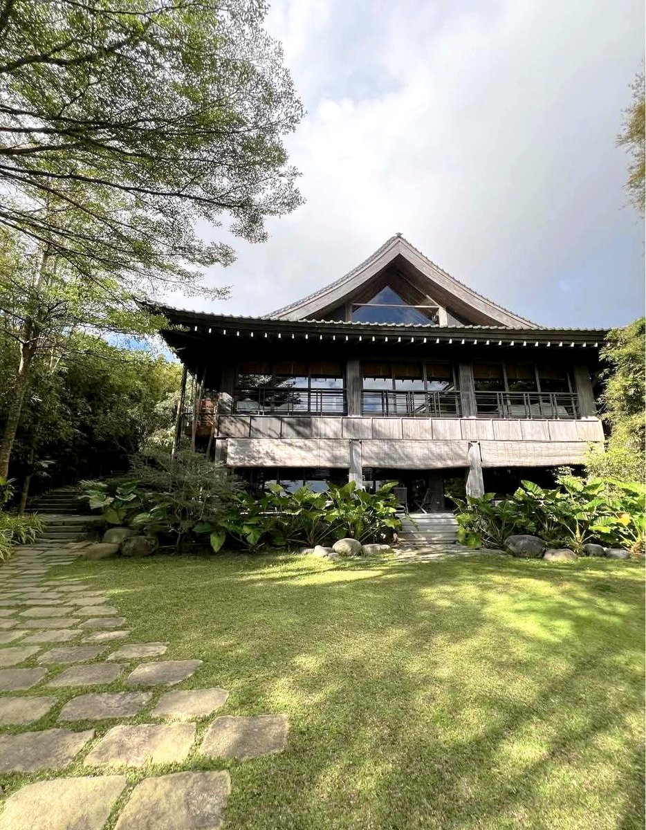 198cmXP's tweet photo. おはようございます

タガイタイの有名な日本風邸宅が売りに出ていました🏠

それにしても大豪邸ですね

また1週間が始まります

がんばって働きます

皆様も良い一日を🌴 https://t.co/RbGQdakEBM
