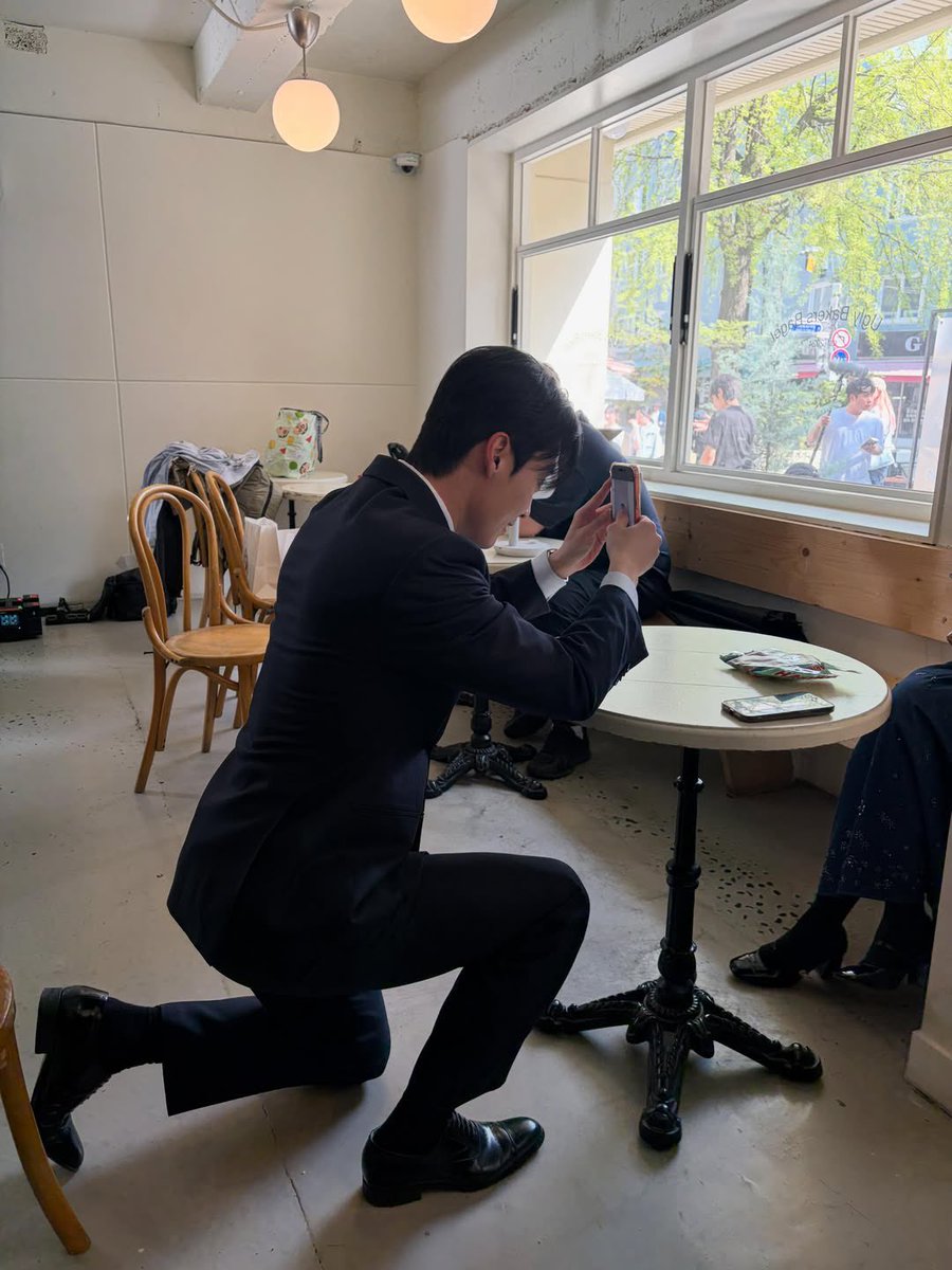 Ny0ng2__'s tweet photo. 아 누나 사진 찍어주는 연하
하체까지 보니까 현뿜터짐 ㅅㅂ https://t.co/kXXm5PZGnL