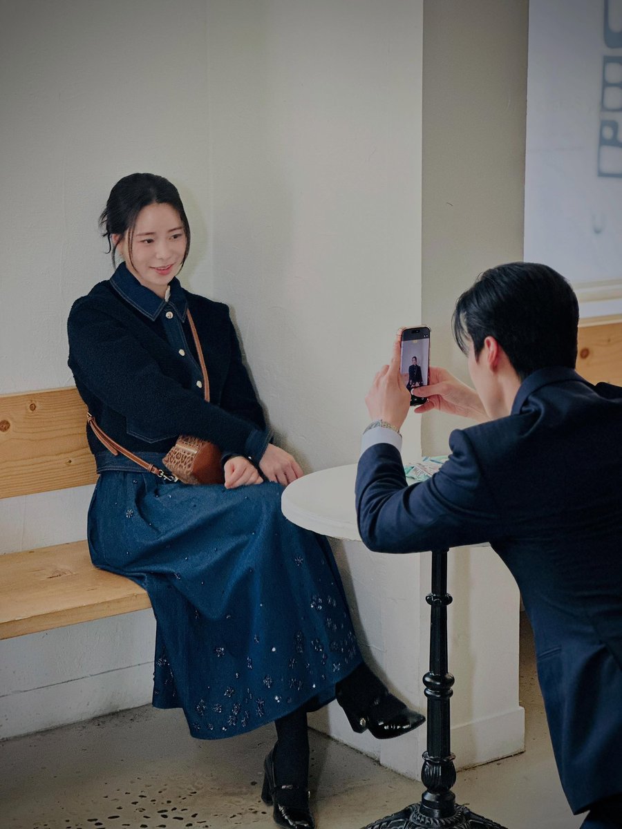 Ny0ng2__'s tweet photo. 아 누나 사진 찍어주는 연하
하체까지 보니까 현뿜터짐 ㅅㅂ https://t.co/kXXm5PZGnL
