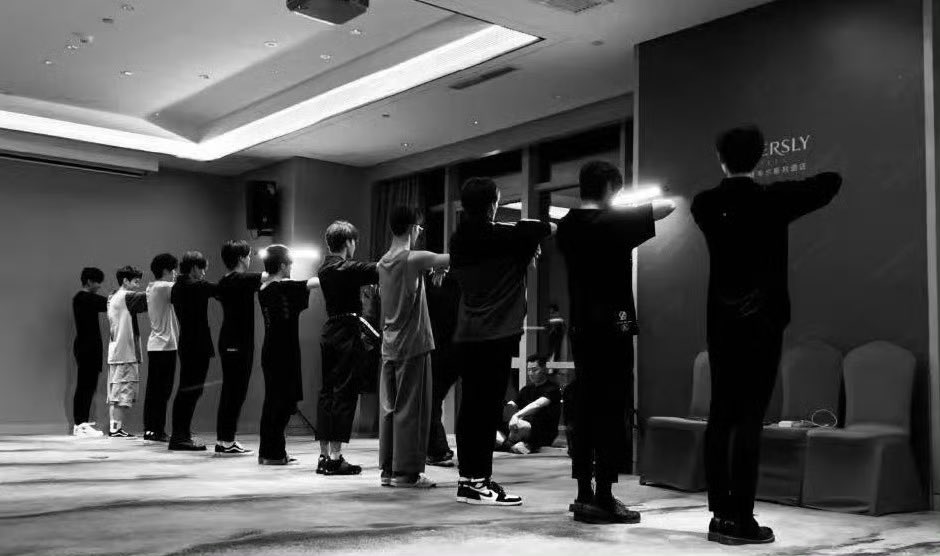beoverthemoon98's tweet photo. Happy 7th Year Anniversary⚡️ 

#R1SE https://t.co/NTPMnXtj6f