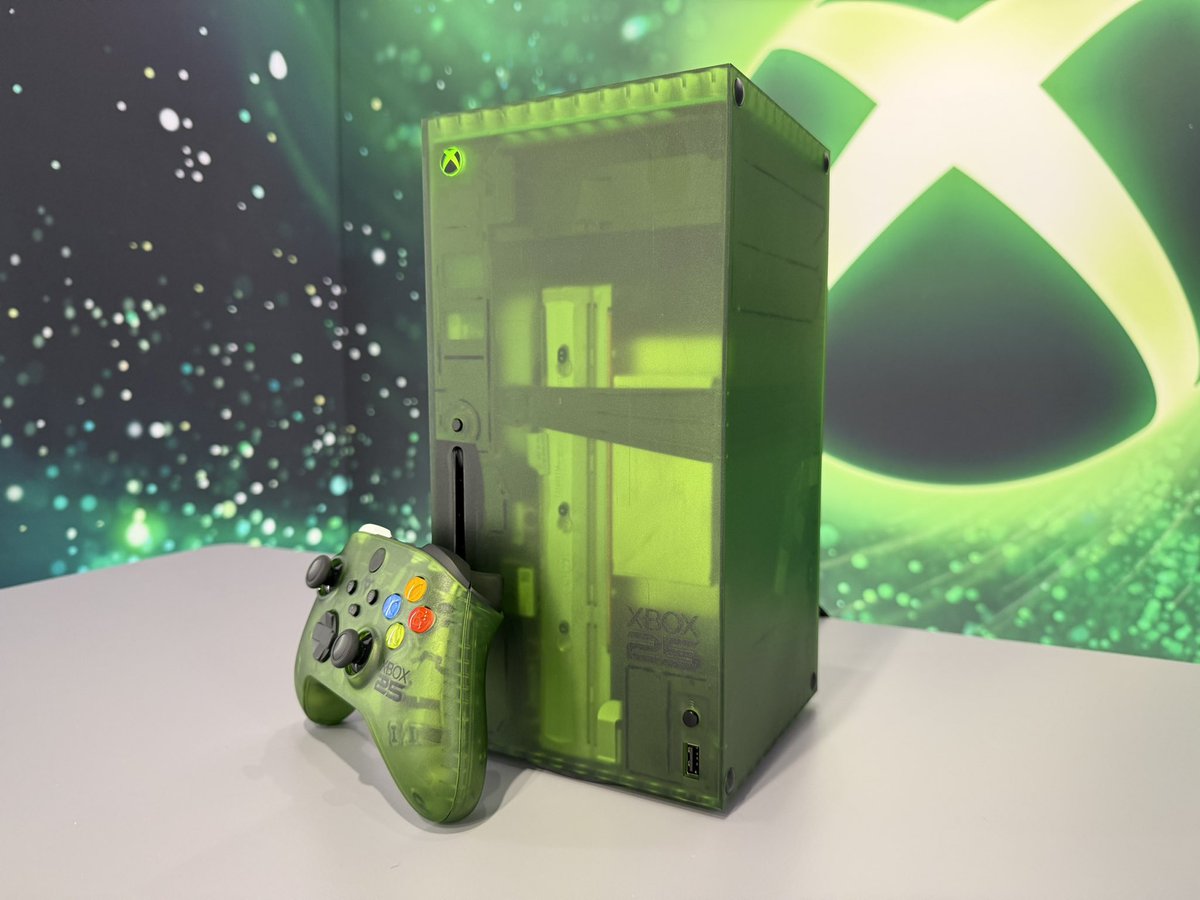 AGivenSoul's tweet photo. 🚨 BREAKING 🚨

Asha Sharma closed out Xbox FanFest in LA by surprising every fan in attendance with a FREE Xbox 25th Anniversary console. https://t.co/hX5d4X5RkJ