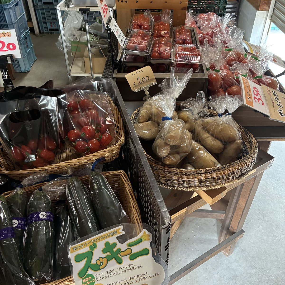koyahachi_'s tweet photo. おはようございます。まだトマトの収穫が少なく今週月〜金は午前営業となります！

【お品書き】
完熟トマト、ぜいたくトマト、ほうれん草、小松菜、長ナス、ふわとろなす、イボなしきゅうり、プチぷよ、ミニトマト、じゃがいも、ズッキーニ https://t.co/3PrMbQfc6F