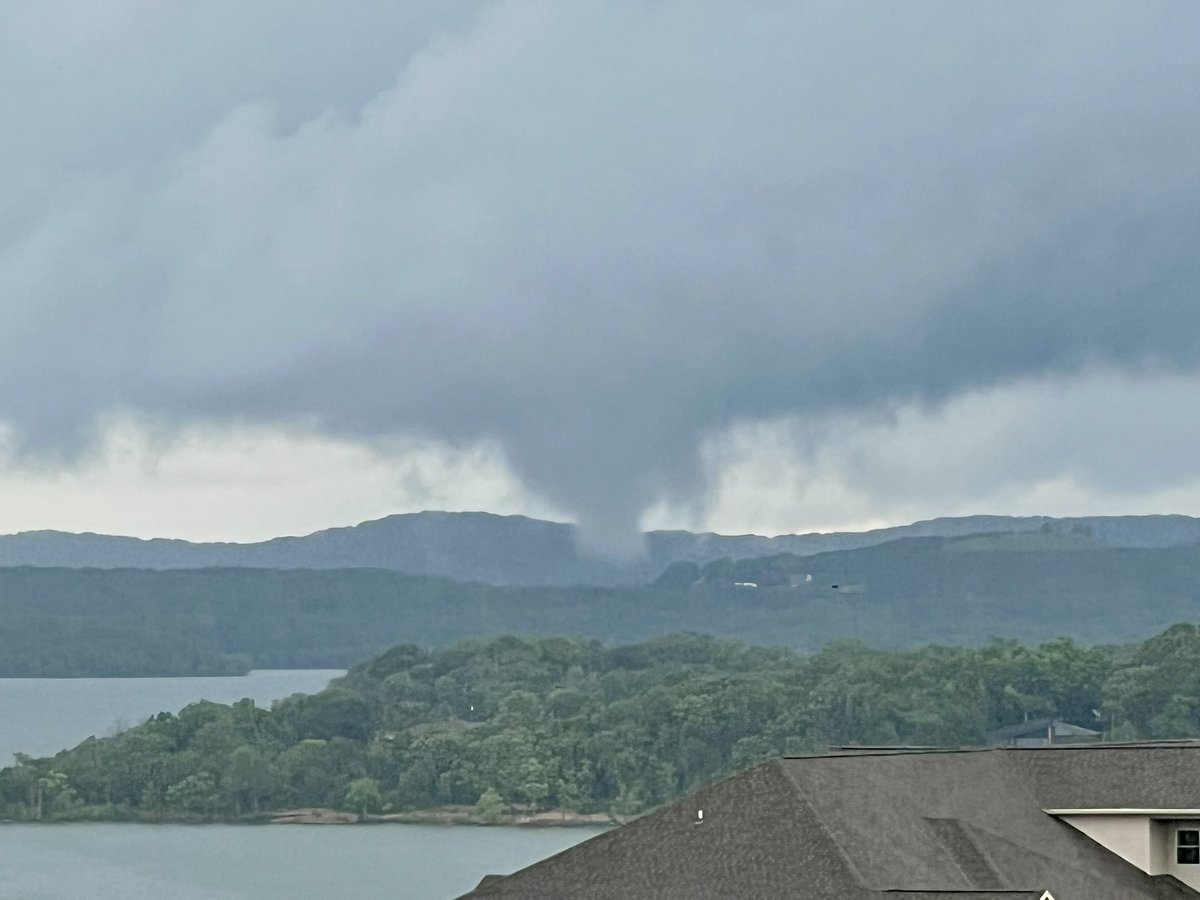 WxEverett's tweet photo. Weak tornado on the ground west of Table Rock, Missouri @NWSSpringfield 6:53pm #mowx https://t.co/GKf6JmofJR