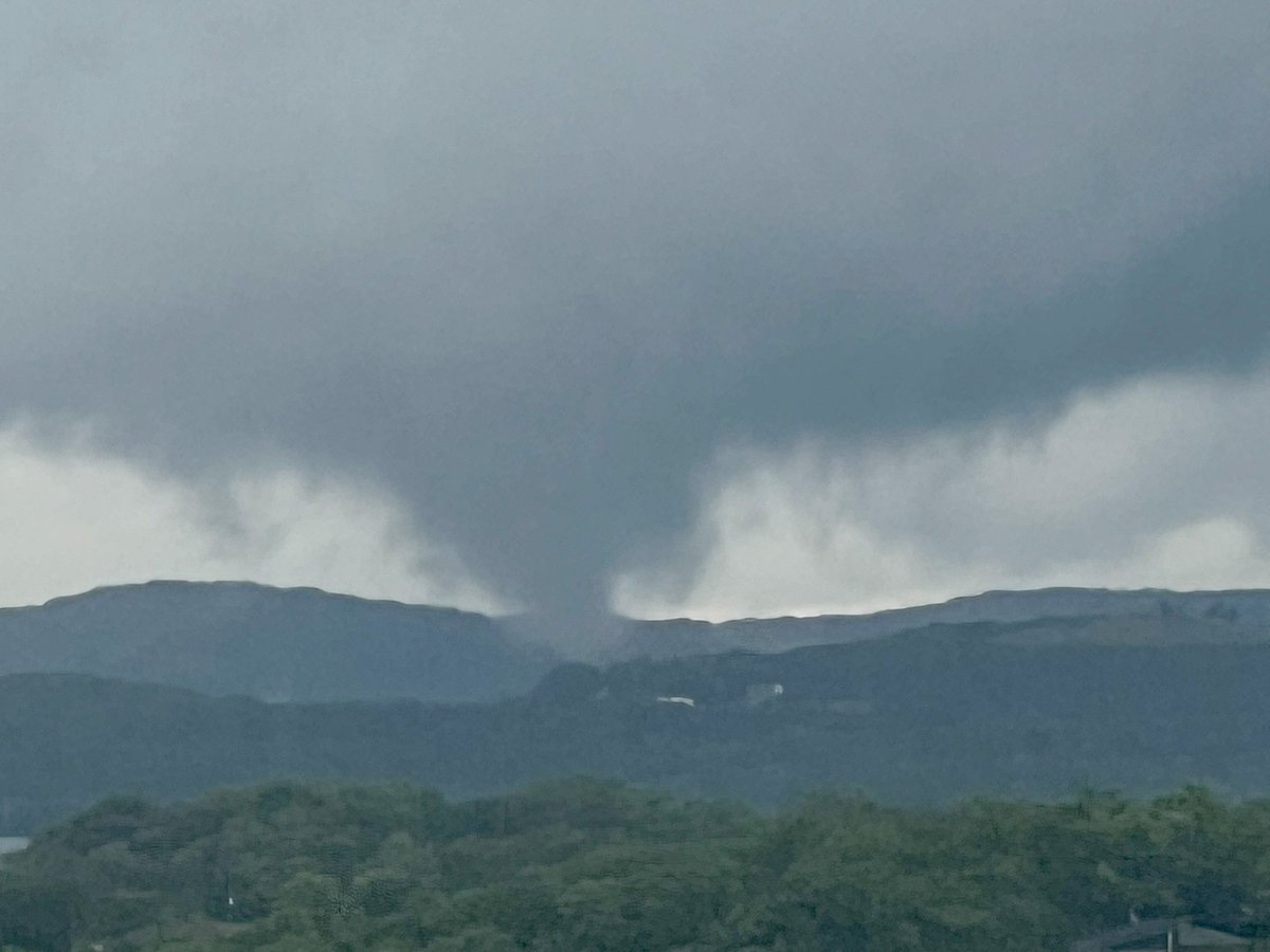 WxEverett's tweet photo. Weak tornado on the ground west of Table Rock, Missouri @NWSSpringfield 6:53pm #mowx https://t.co/GKf6JmofJR