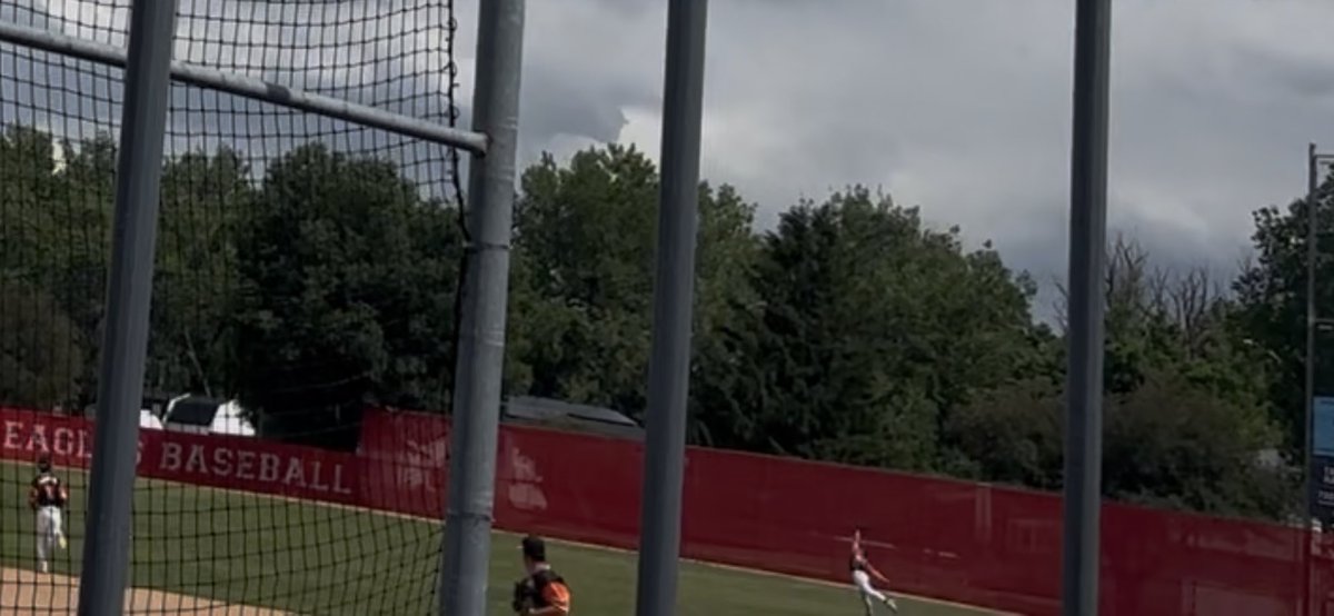 PerryJowsey's tweet photo. @Trentonjowsey88 with an unbelievable 2 out bases loaded catch in right field https://t.co/EuKRS9TBKC