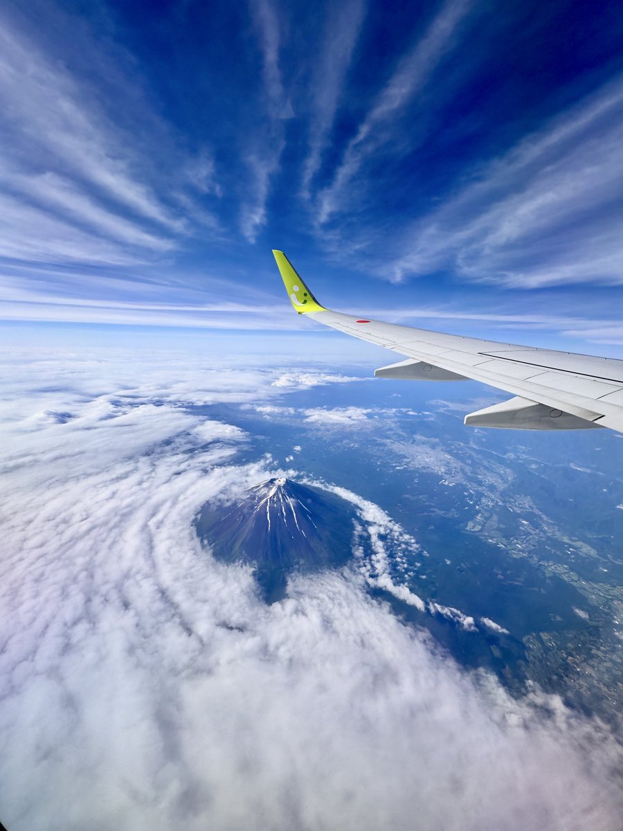 paradicek's tweet photo. あぁ、なんて美しいのだ。。。

#富士山
#MtFuji 
#ソラシドエア様ありがとうございます✈️
#Solaseed
#ソラタネ好き 
#今年こそ頂上目指す🗻 https://t.co/StpFdqqh9X