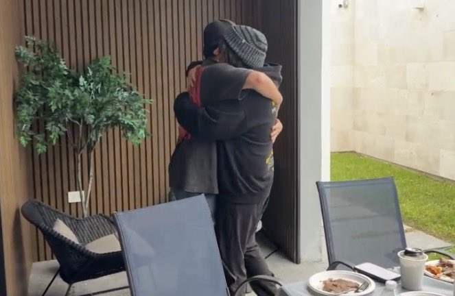 lany_aishiteru's tweet photo. Abrazo de Roier y Quackity 😭🤍 los extrañé un montón https://t.co/gqxSNCkJ09