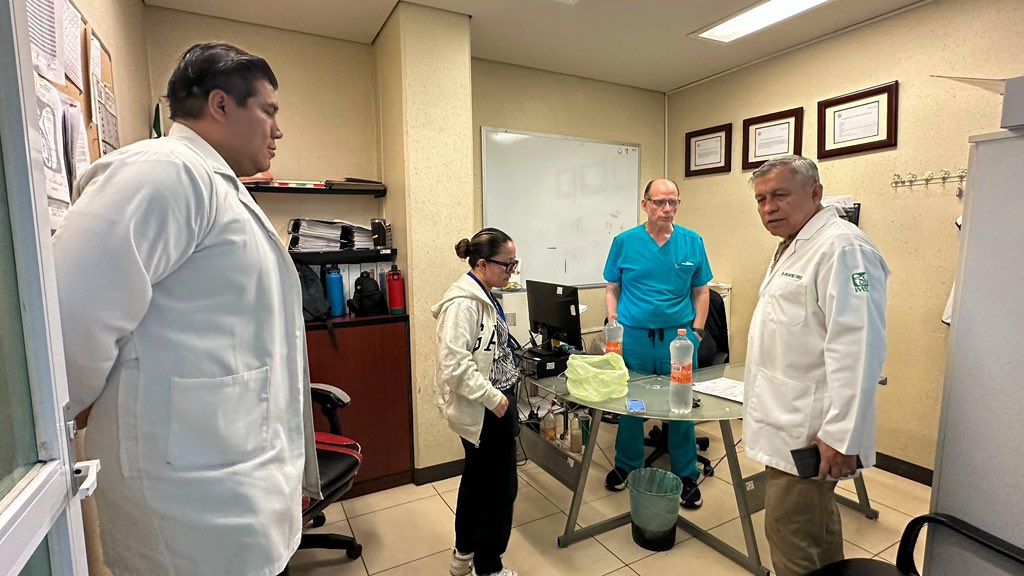 IMSSedomexote's tweet photo. El titular de #IMSSEdomexOriente, Dr. Jorge Martínez Torres, acudió al HGZ No. 53 de Los Reyes para supervisar la atención médica que se brinda a las personas lesionadas por la explosión registrada en el municipio de La Paz, Estado de México. https://t.co/zr1k06OTge