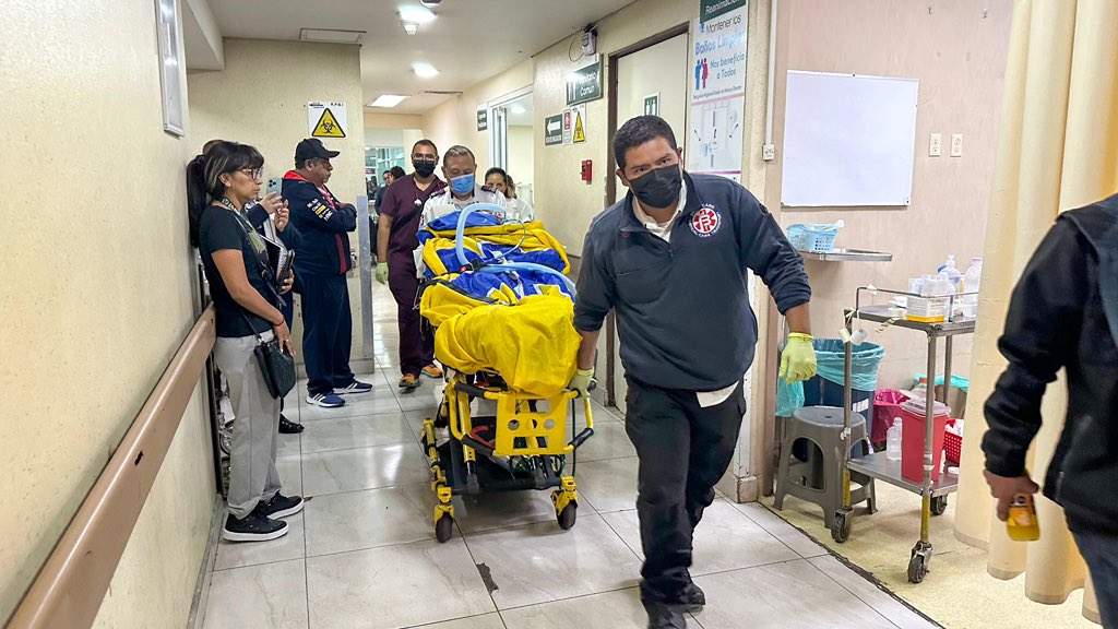 IMSSedomexote's tweet photo. El titular de #IMSSEdomexOriente, Dr. Jorge Martínez Torres, acudió al HGZ No. 53 de Los Reyes para supervisar la atención médica que se brinda a las personas lesionadas por la explosión registrada en el municipio de La Paz, Estado de México. https://t.co/zr1k06OTge