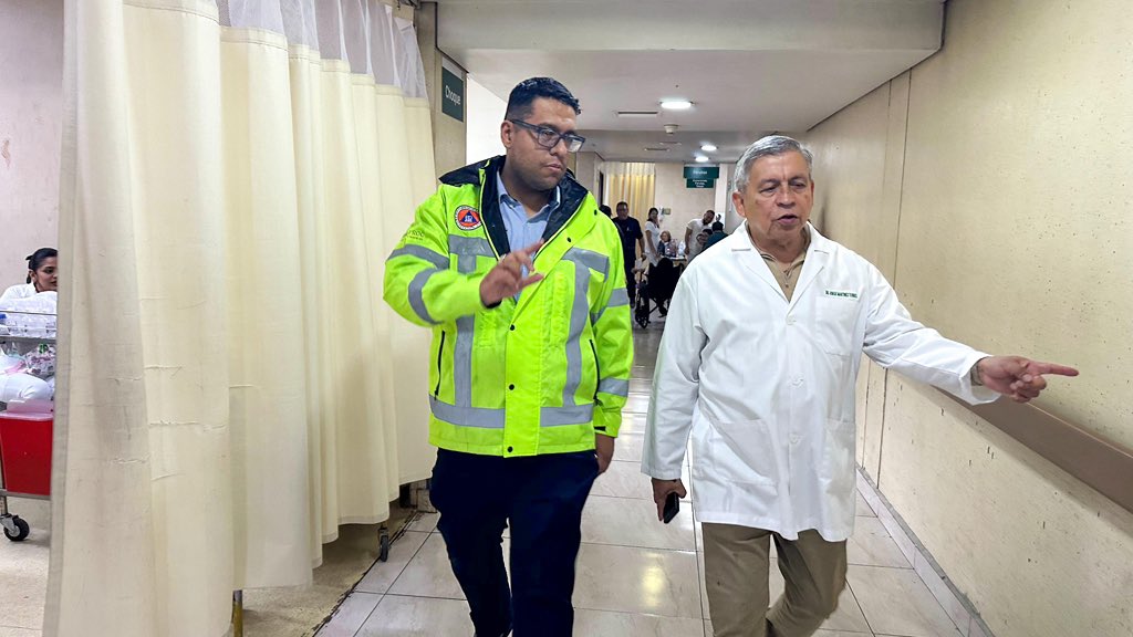 IMSSedomexote's tweet photo. El titular de #IMSSEdomexOriente, Dr. Jorge Martínez Torres, acudió al HGZ No. 53 de Los Reyes para supervisar la atención médica que se brinda a las personas lesionadas por la explosión registrada en el municipio de La Paz, Estado de México. https://t.co/zr1k06OTge