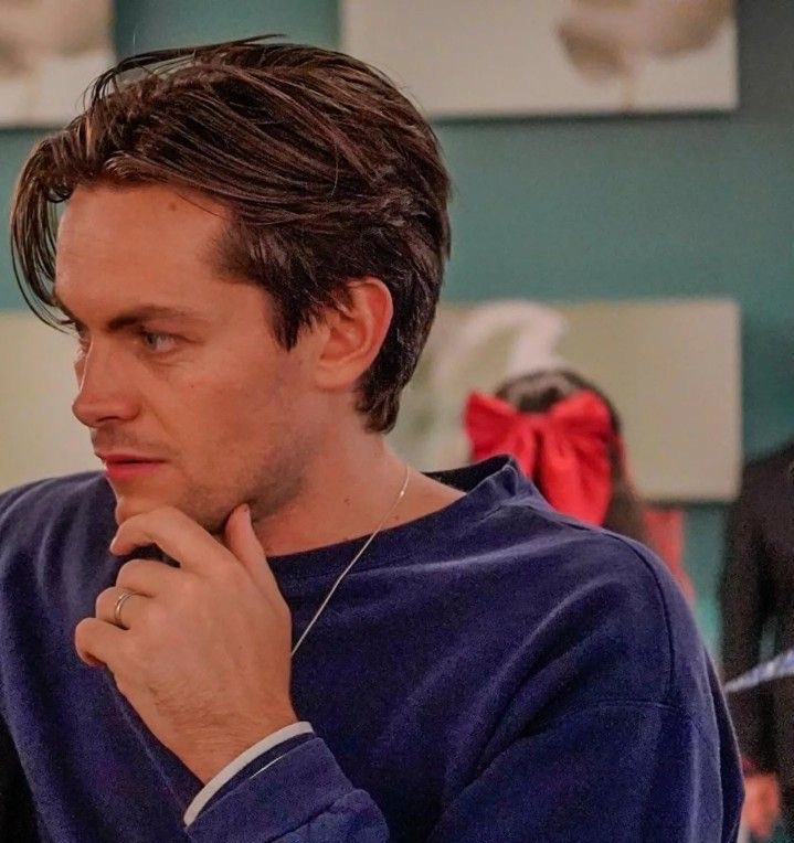 SchmidtyyMike's tweet photo. Freddy Carter playing Michael is so awesome bc he loves to wear purple LOL https://t.co/018ybeloaL