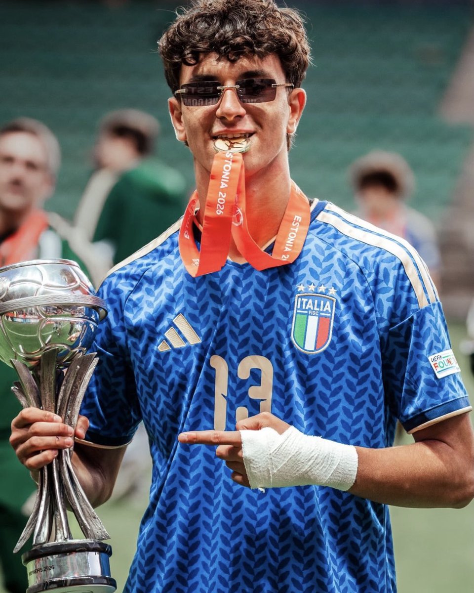 LCanicchio's tweet photo. Lorenzo #Dattilo (sotto età insieme a Federico #Croci) e Giampaolo #Bonifazi i due giovani dell’#AsRoma che si sono laureati campioni d’Europa Under 17 con l’#Italia 🇮🇹🐺🟨🟥 https://t.co/D4d5rQp7wd