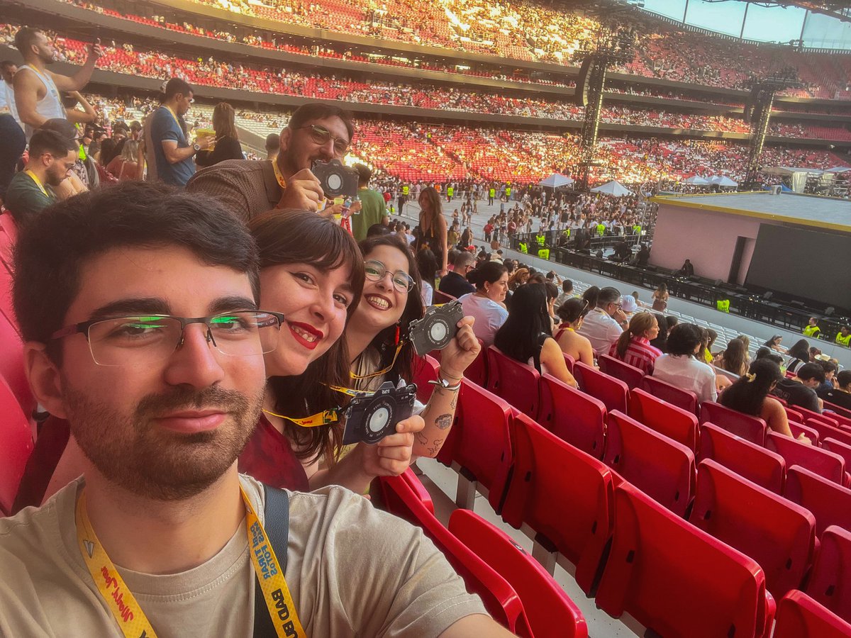 Phallaina__'s tweet photo. Lisboa, Benito y mis personas favoritas https://t.co/04eRqumfhI