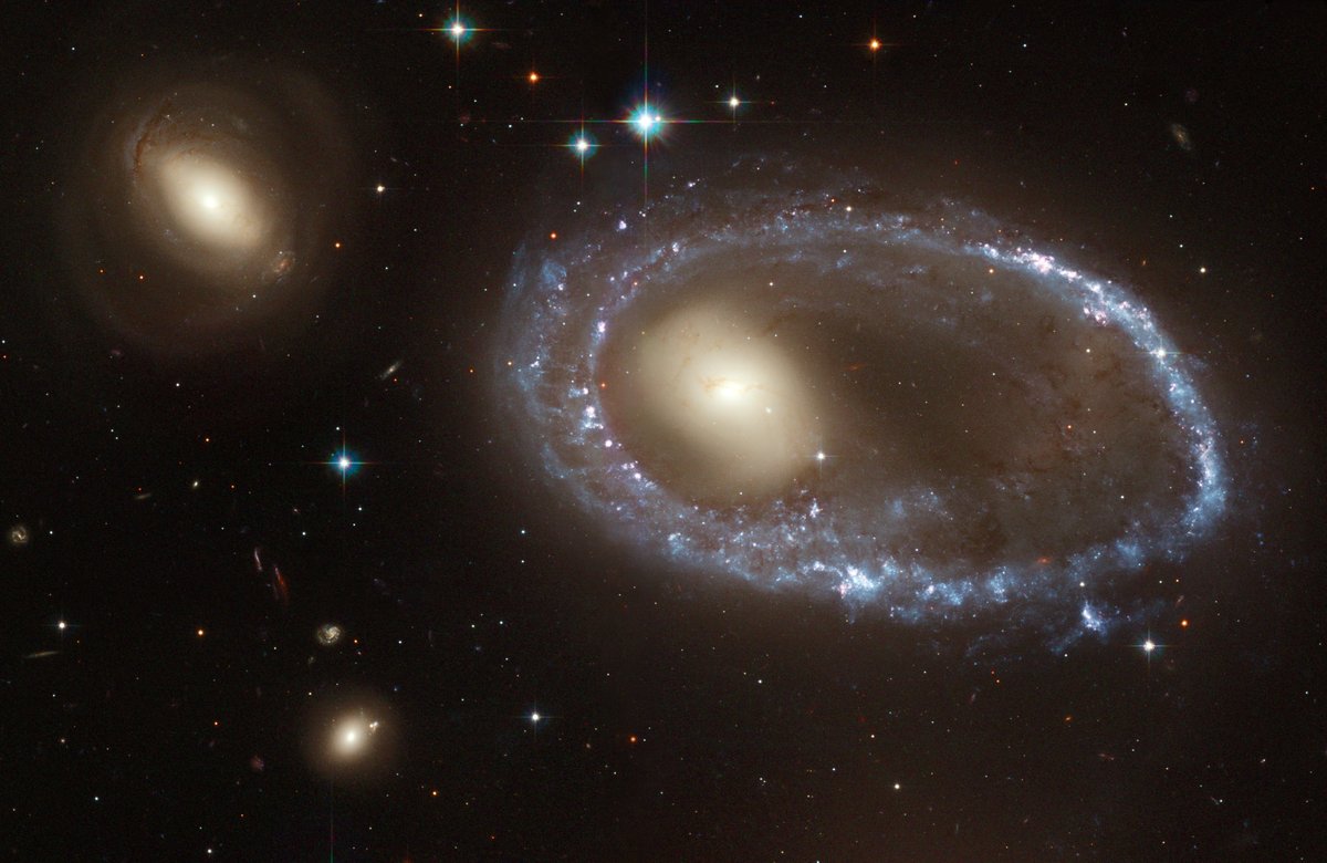 WorldAndScience's tweet photo. A cosmic marvel, AM 0644-741 displays a glowing blue ring 150,000 light-years wide—vastly larger than the Milky Way.

(Credit: NASA, ESA, and The Hubble Heritage Team - AURA/STScI) https://t.co/YW0Fbn7PCQ