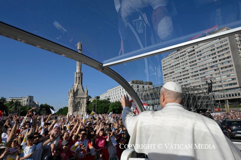 Archisevilla1's tweet photo. 🇻🇦 🇪🇸 🕯️ El Papa preside la misa del Corpus Christi ante más de 1,5 millones de personas

ℹ️ En la solemnidad del Santísimo Cuerpo y Sangre de Cristo, el papa León XIV presidió esta mañana en la plaza de Cibeles la Santa Misa, cita central de su viaje apostólico a Madrid.

ℹ️ La Eucaristía fue concelebrada por el arzobispo hispalense, monseñor José Ángel Saiz Meneses y el obispo auxiliar, monseñor Teodoro León, así como de un amplio grupo de sacerdotes del clero de Sevilla. 

✍️ 📸 Crónica y fotografías: https://t.co/T1i9lfEaLy

📽️ Retransmisión de la Eucaristía y procesión: https://t.co/Z4tEjvndSW

🔴 Sigue toda la actualidad en el canal Iglesia en Sevilla: https://t.co/CiJI8gZqWT