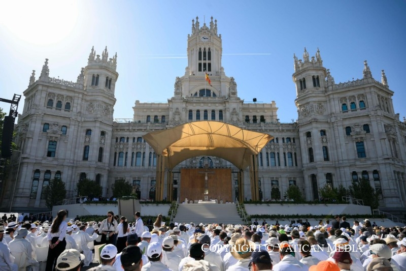 Archisevilla1's tweet photo. 🇻🇦 🇪🇸 🕯️ El Papa preside la misa del Corpus Christi ante más de 1,5 millones de personas

ℹ️ En la solemnidad del Santísimo Cuerpo y Sangre de Cristo, el papa León XIV presidió esta mañana en la plaza de Cibeles la Santa Misa, cita central de su viaje apostólico a Madrid.

ℹ️ La Eucaristía fue concelebrada por el arzobispo hispalense, monseñor José Ángel Saiz Meneses y el obispo auxiliar, monseñor Teodoro León, así como de un amplio grupo de sacerdotes del clero de Sevilla. 

✍️ 📸 Crónica y fotografías: https://t.co/T1i9lfEaLy

📽️ Retransmisión de la Eucaristía y procesión: https://t.co/Z4tEjvndSW

🔴 Sigue toda la actualidad en el canal Iglesia en Sevilla: https://t.co/CiJI8gZqWT