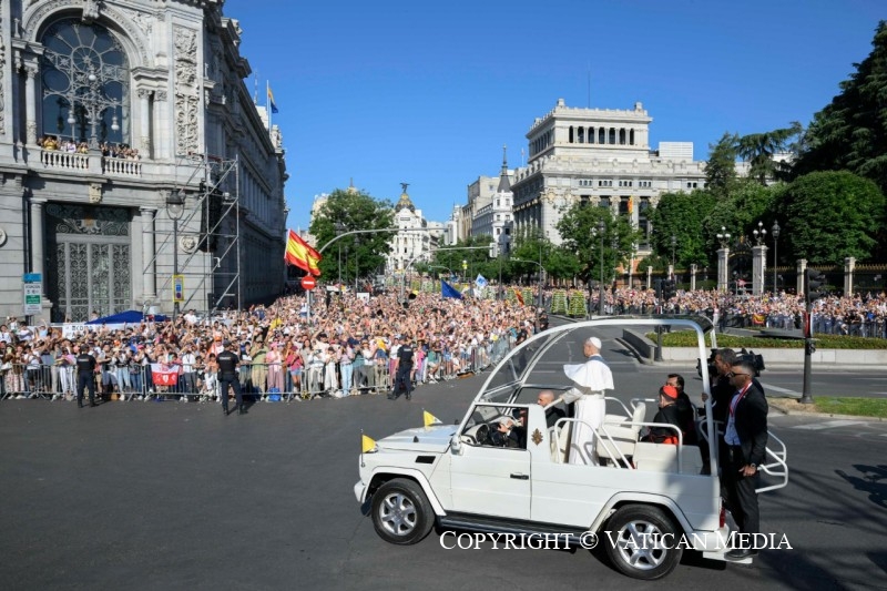 Archisevilla1's tweet photo. 🇻🇦 🇪🇸 🕯️ El Papa preside la misa del Corpus Christi ante más de 1,5 millones de personas

ℹ️ En la solemnidad del Santísimo Cuerpo y Sangre de Cristo, el papa León XIV presidió esta mañana en la plaza de Cibeles la Santa Misa, cita central de su viaje apostólico a Madrid.

ℹ️ La Eucaristía fue concelebrada por el arzobispo hispalense, monseñor José Ángel Saiz Meneses y el obispo auxiliar, monseñor Teodoro León, así como de un amplio grupo de sacerdotes del clero de Sevilla. 

✍️ 📸 Crónica y fotografías: https://t.co/T1i9lfEaLy

📽️ Retransmisión de la Eucaristía y procesión: https://t.co/Z4tEjvndSW

🔴 Sigue toda la actualidad en el canal Iglesia en Sevilla: https://t.co/CiJI8gZqWT