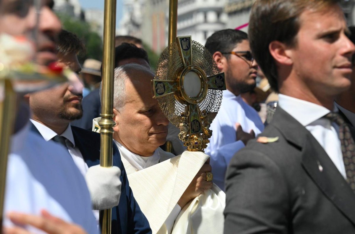 Archisevilla1's tweet photo. 🇻🇦 🇪🇸 🕯️ El Papa preside la misa del Corpus Christi ante más de 1,5 millones de personas

ℹ️ En la solemnidad del Santísimo Cuerpo y Sangre de Cristo, el papa León XIV presidió esta mañana en la plaza de Cibeles la Santa Misa, cita central de su viaje apostólico a Madrid.

ℹ️ La Eucaristía fue concelebrada por el arzobispo hispalense, monseñor José Ángel Saiz Meneses y el obispo auxiliar, monseñor Teodoro León, así como de un amplio grupo de sacerdotes del clero de Sevilla. 

✍️ 📸 Crónica y fotografías: https://t.co/T1i9lfEaLy

📽️ Retransmisión de la Eucaristía y procesión: https://t.co/Z4tEjvndSW

🔴 Sigue toda la actualidad en el canal Iglesia en Sevilla: https://t.co/CiJI8gZqWT