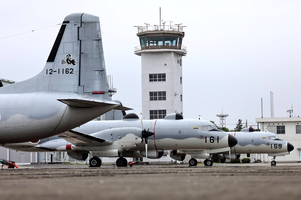 VMFA312's tweet photo. 2026.06.07 RJTJ
昨日は入間基地ランウェイウォークに行ってきました！
ランウェイとタキシーウェイを歩くという普段なかなかできない経験が出来ました！
写真は電子戦なYSたちの列線。 https://t.co/C6xfHCZEiv