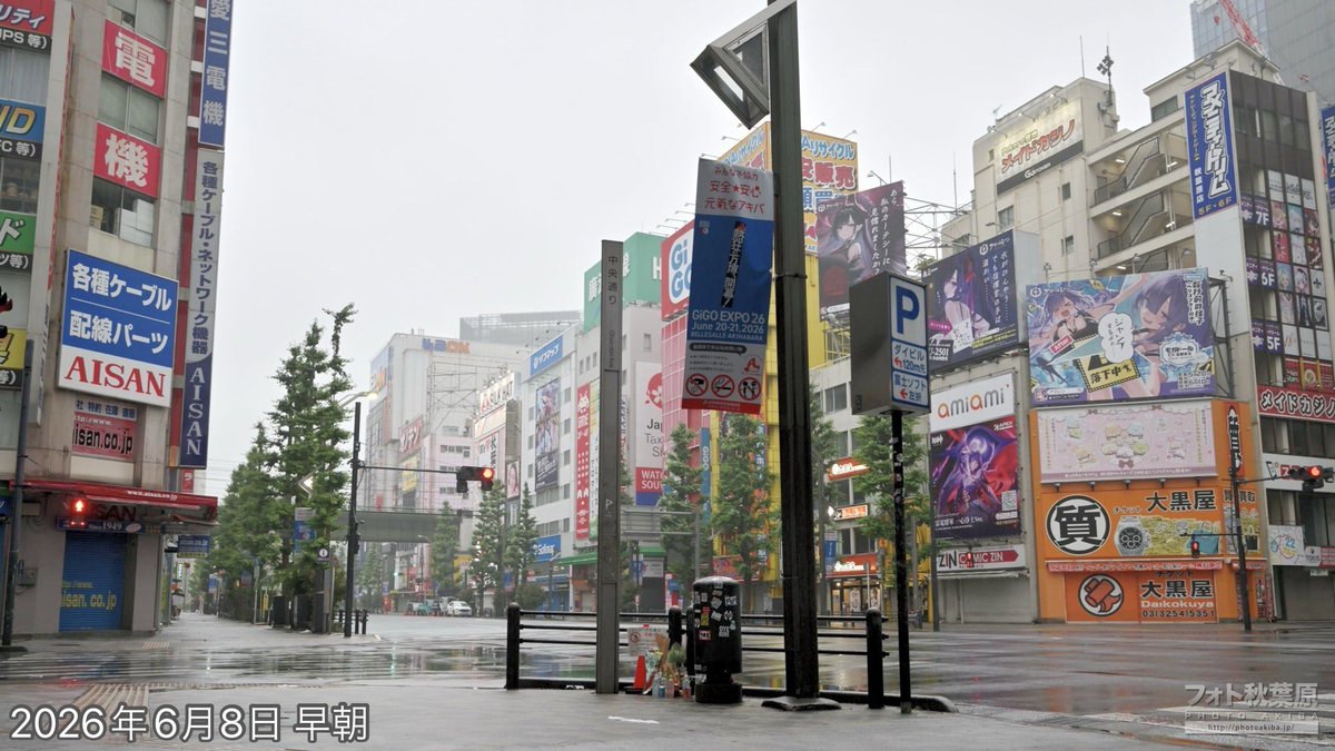 PhotoAkiba's tweet photo. 早いもので今日で18年。秋葉原無差別殺傷事件から——。

当時に比べ献花される花も減り、秋葉原も昔と変わりました。でも、平和で安全な秋葉原であって欲しい気持ちは、今も変わらない。 https://t.co/ywGJlUFqAu