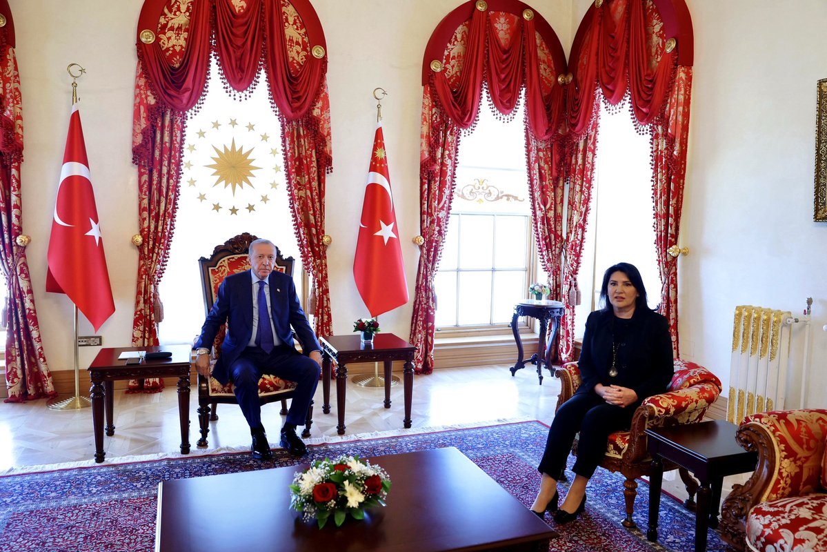 KaramikSunay's tweet photo. Sayın Cumhurbaşkanımız @RTErdogan tarafından Dolmabahçe Çalışma Ofisi’nde kabul edildik.

Milletimize hizmet yolunda yürütülen çalışmalar üzerine verimli bir görüşme gerçekleştirdik. 

Nazik kabulleri ve yakın ilgileri için teşekkür ediyor, kendilerine şükranlarımı arz ediyorum. 🇹🇷